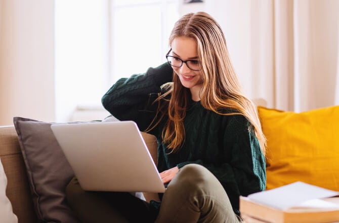 Hölgy kezében telefonnal és a My Credit Score alkalmazással a kijelzőn