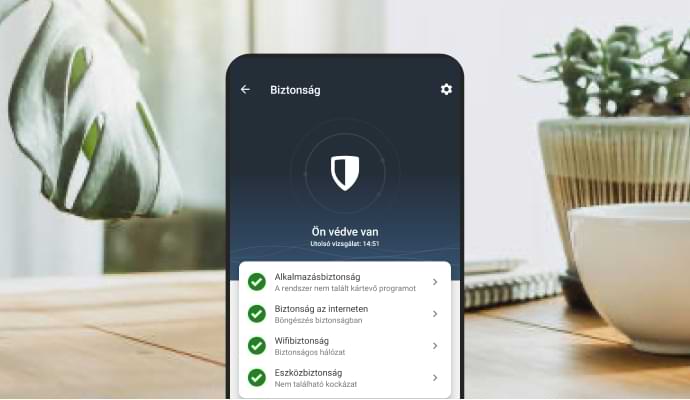 Norton Mobile Security alkalmazást megjelenítő mobiltelefon