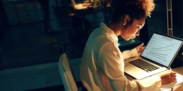 Egy laptop előtt ülő nő