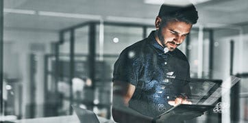 Egy táblagépet használó férfi