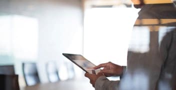 Egy táblagépet használó személy